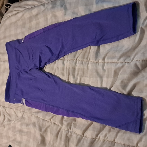 Fabletics leggings motion 365 mediums purple side pockets only wore once - Picture 4 of 4